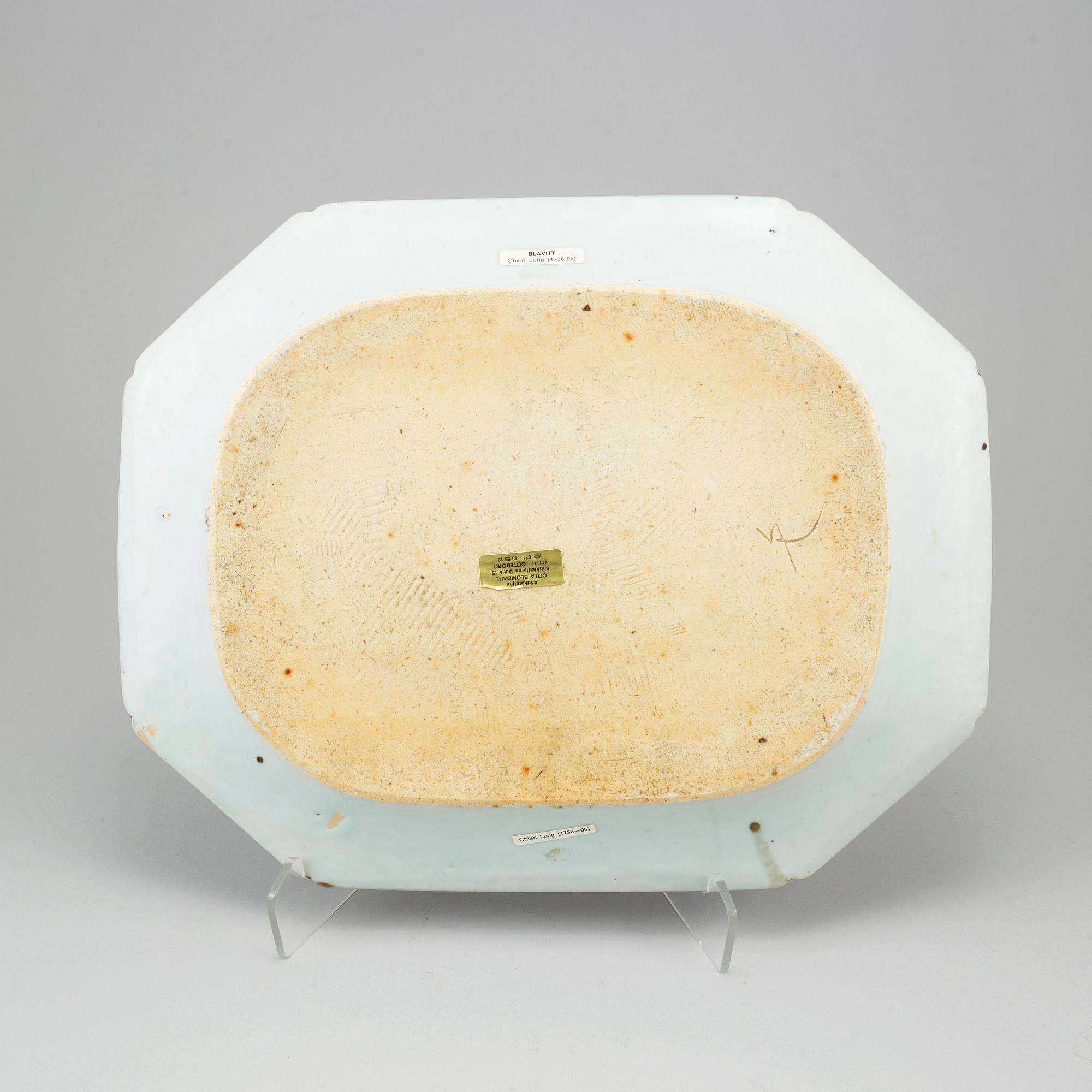 A Chinese porcelain serving dish, Qianlong (1736-95).