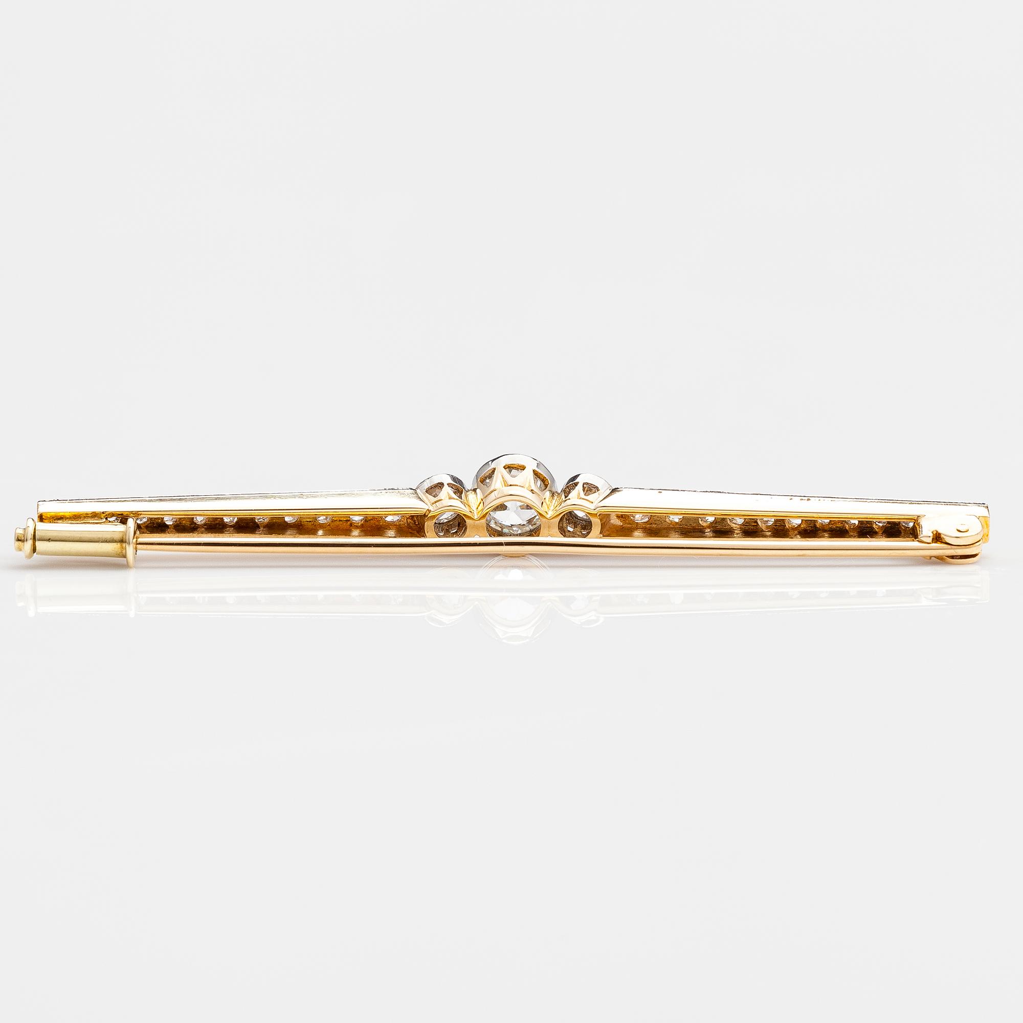 A gold brooch with old cut diamonds ca. 1.05 ct in total.