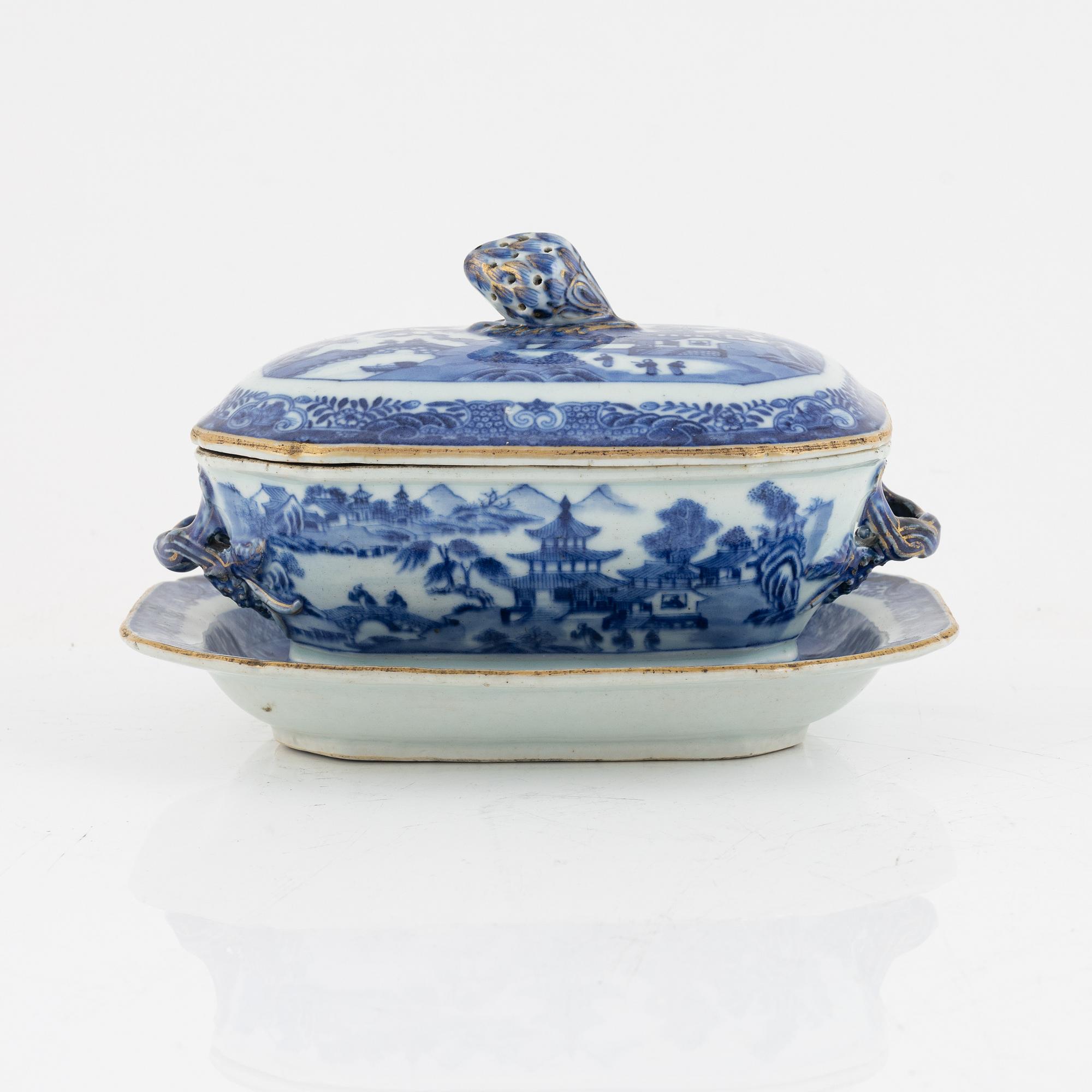 Smörterrin med lock och fat, porslin, Kina, Qingdynastin, Qianlong (1736-95).