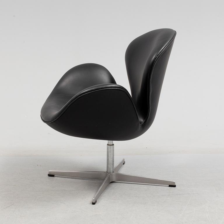 ARNE JACOBSEN, fåtölj, "Svanen", för Fritz Hansen 2001.