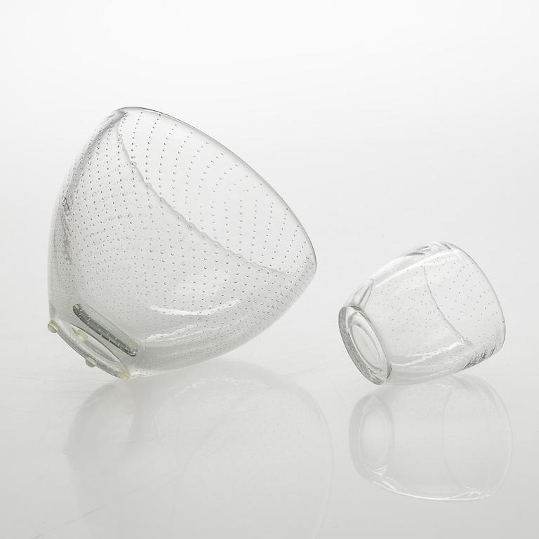 Gunnel Nyman, vaser, 2 st, modell "GN 2" och "GN 4". Signerad G. N. Nuutajärvi Notsjö -51.