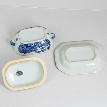 A blue and white export porcelain butter dish with stand and dover, China, Qianlong (1736-95).