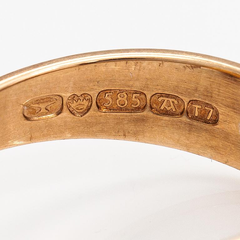 Elis Kauppi, A 14K ogld ring with a synthetic green spinel. Kupittaan kulta, Turku 1972.