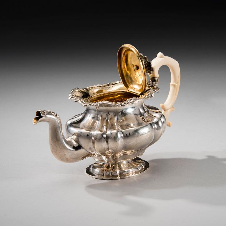 A RUSSIAN TEAPOT. РУССКИЙ ЧАЙНИК.