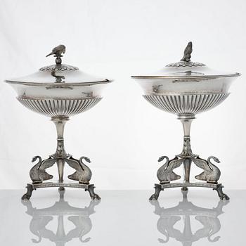 Adolf Zethelius, sockerskålar med lock, ett par snarlika, Stockholm 1817 och 1818. Empire.