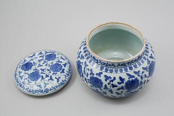 LOCKURNA, porslin, Kina, 1900-talets andra hälft.