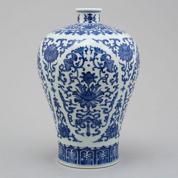 947. A Chinese blue and white 'meiping' vase, 20th Century.