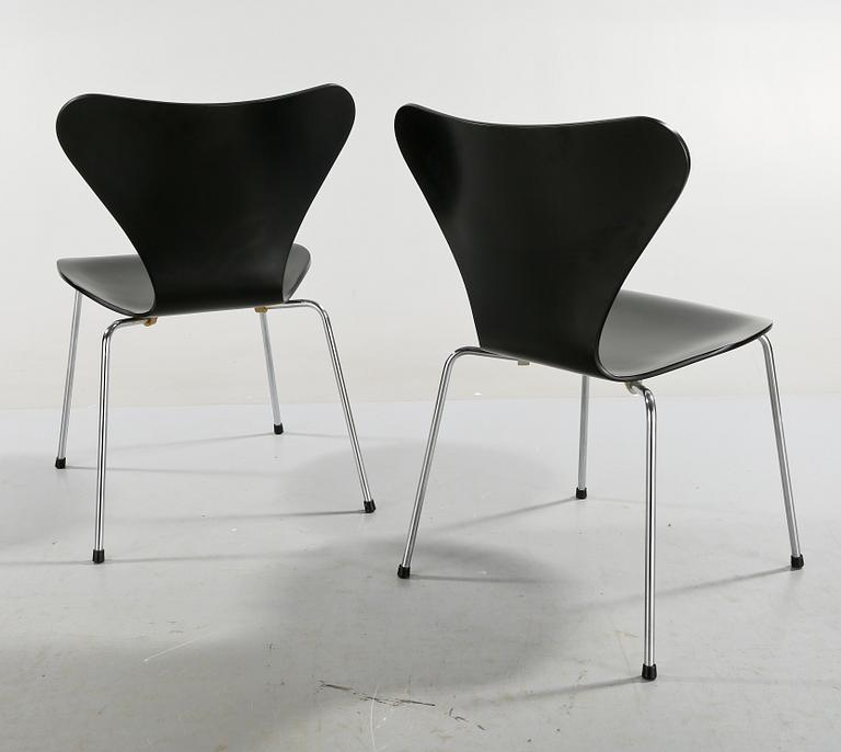 STOLAR, ett par, "Sjuan", Arne Jacobsen, 1988.