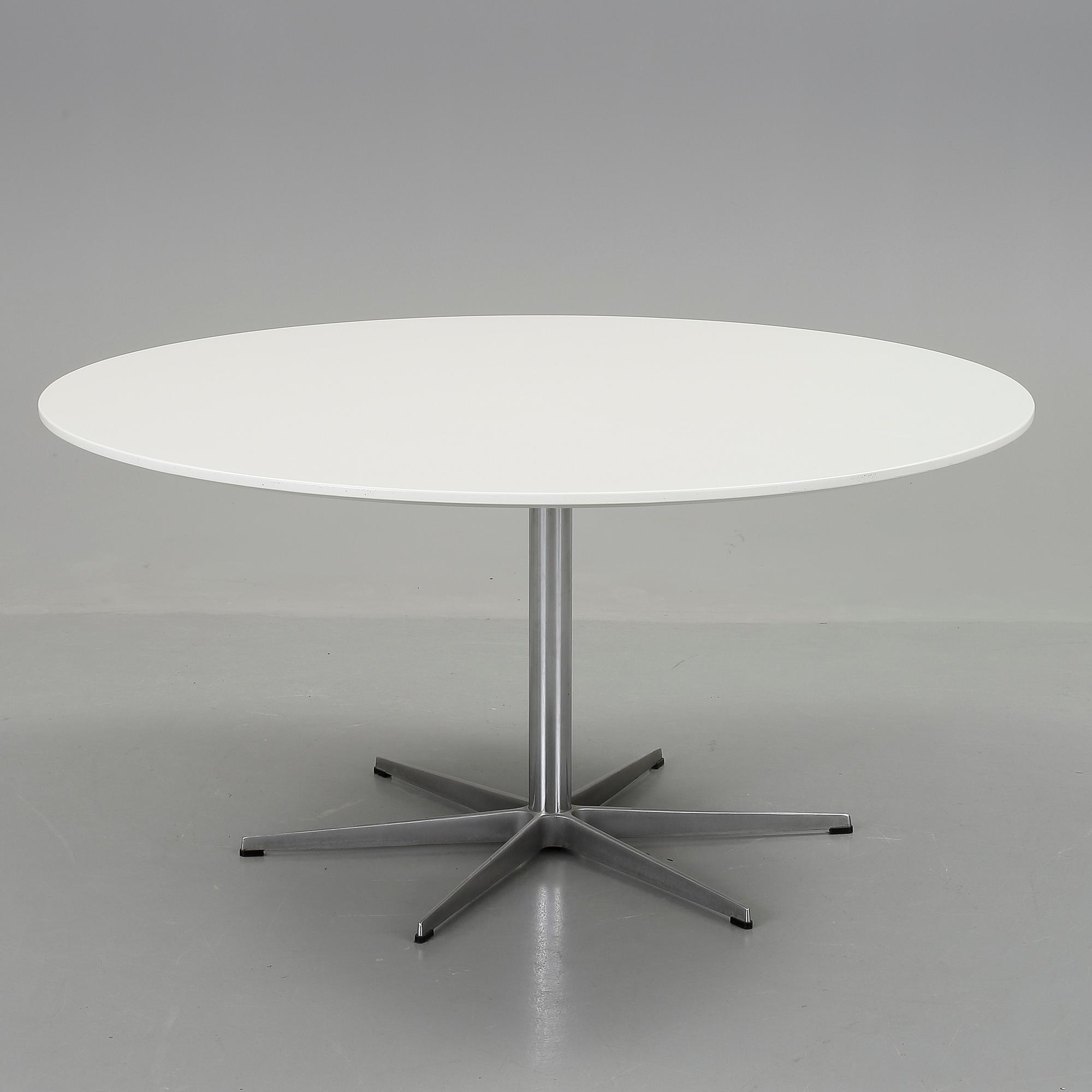 BORD, Arne Jacobsen för Fritz Hansen, Danmark. Etikettmärkt.