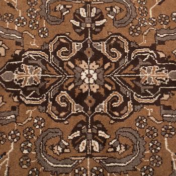 A carpet from Ferdos, around 390 x 291 cm.