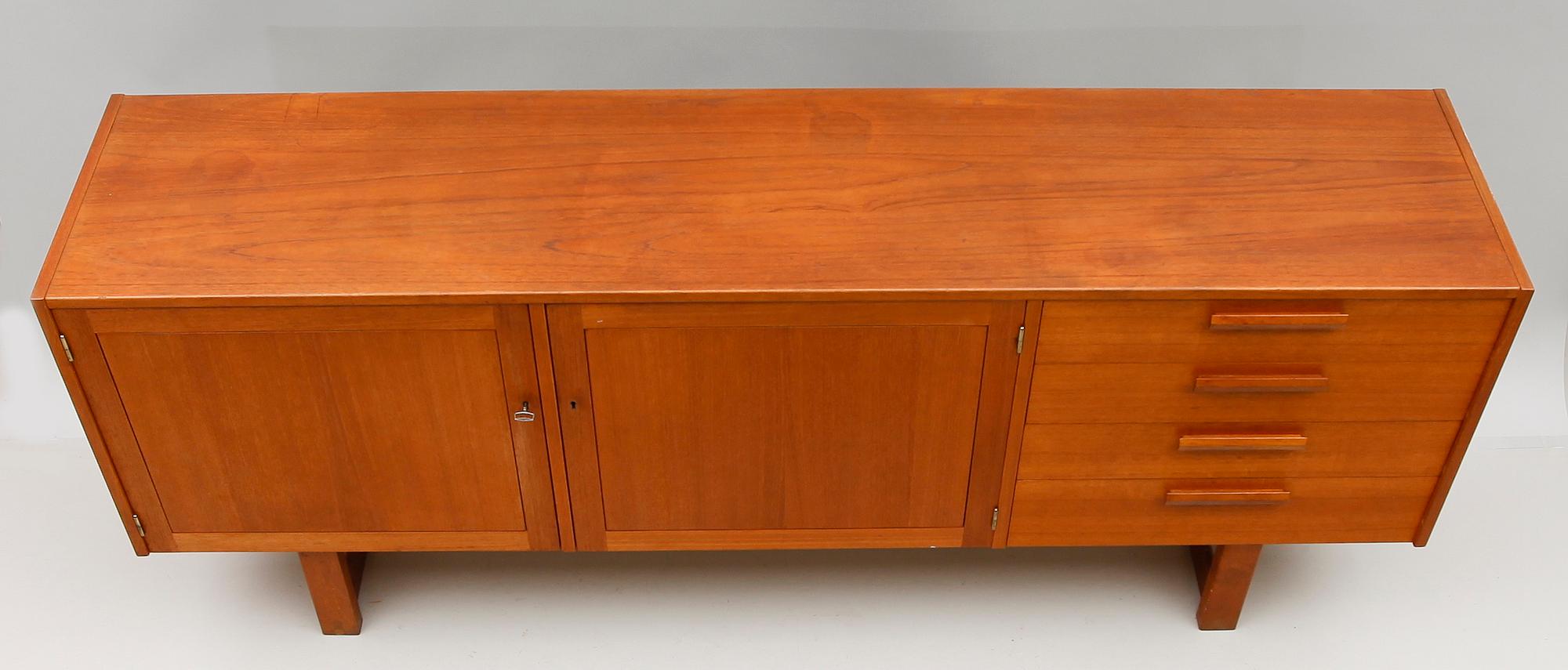 SIDEBOARD, "Domi Monté", Nils Jonsson, Troeds, 1900-talets andra hälft.