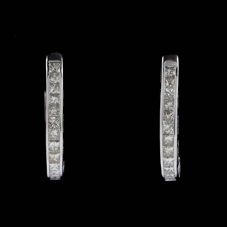 ÖRHÄNGEN, ett par, 18k vitguld med princesslipade diamanter tot ca1,50ct. Vikt 7,6g.