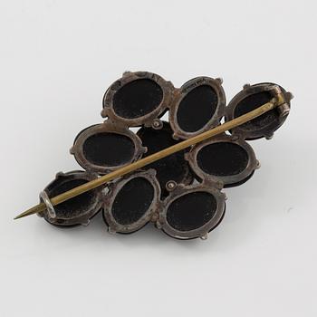 Brooch silver with onyx.