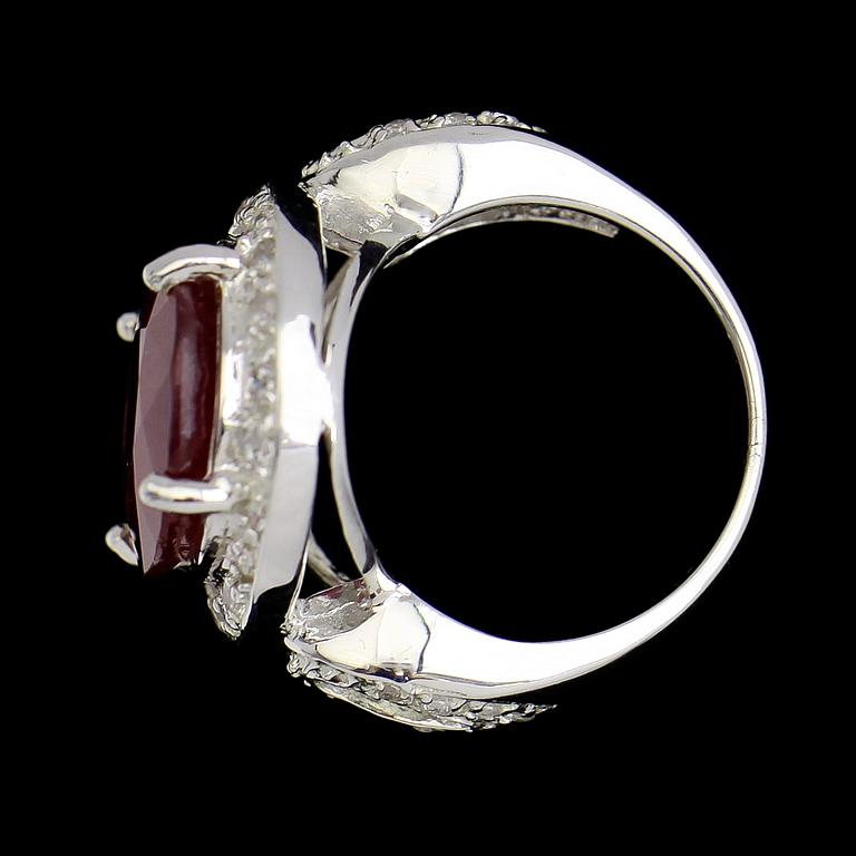 RING, vitguldspläterat sterlingsilver, rosa safir ca 12.00 ct, vita safirer tot ca 0.54 ct.