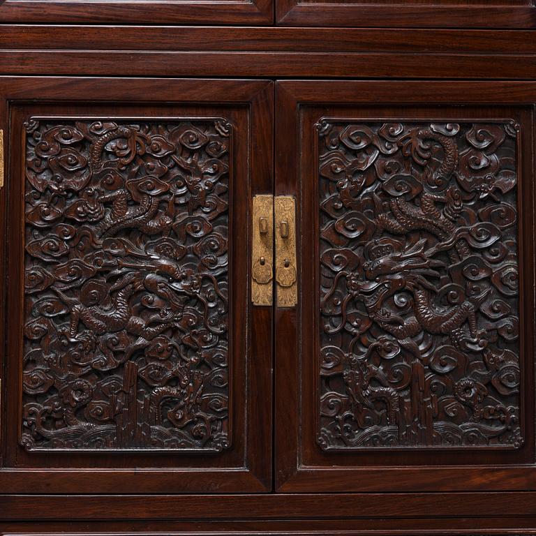 SKÅP, ett par, hardwood. Sen Qingdynasti (1644-1912).