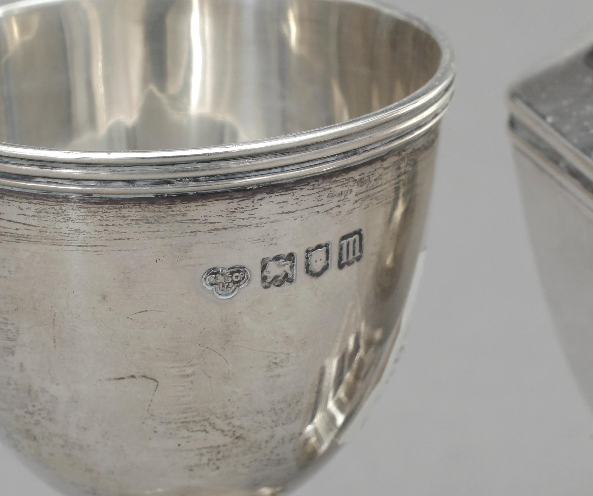 SOCKERSTRÖARE och MÅTT, silver, bland annat Goldsmiths & Silversmiths, London, 1907. Total vikt ca 267g.
