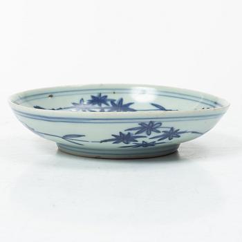 Skålfat, porslin, Kina, Mingdynastin (1368-1644).