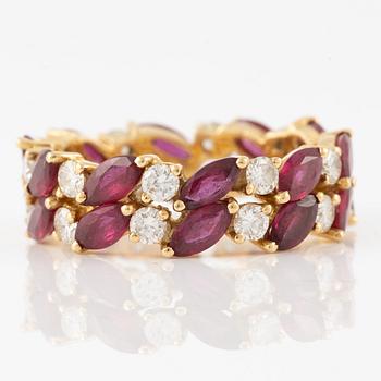 Ring, 18K gold with cushion-cut rubies and brilliant-cut diamonds.
