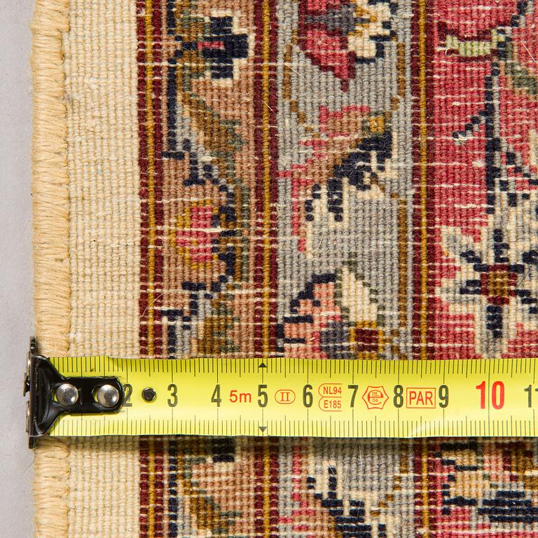 A Tabriz rug, approx. 276 x 183 cm.