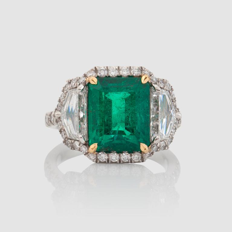 Ring med smaragd, 5.50 ct, epaulettslipade sidostenar totalt 1.55 ct, och pavéfattade briljanter, totalt ca 0.80 ct .