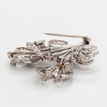 A. Tillander, Brosch, palladium med briljant- och åttkantslipade diamanter. Helsingfors.