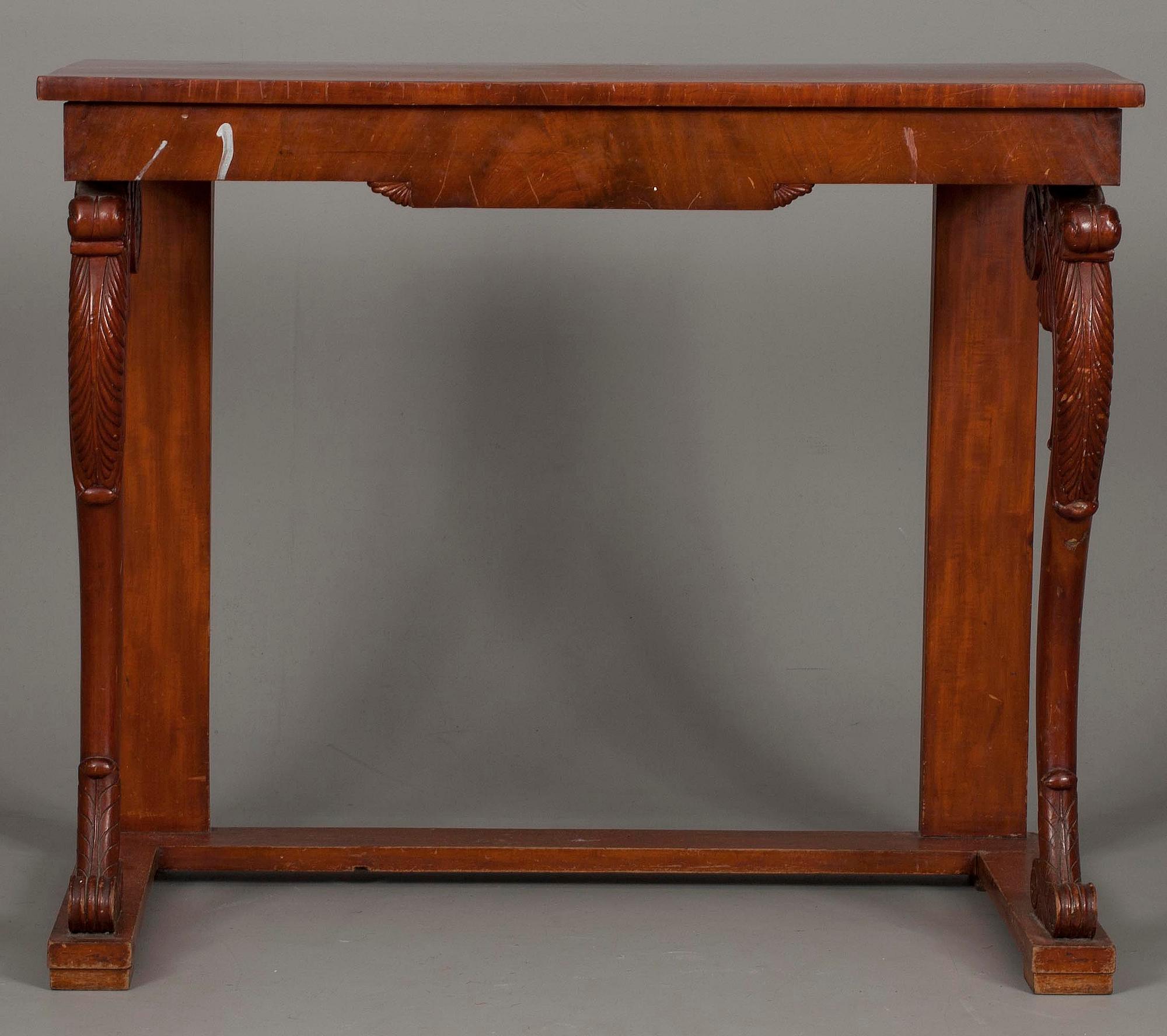 SPEGEL MED KONSOLBORD,  mahognyfanerad, Ryssland omkring 1830.