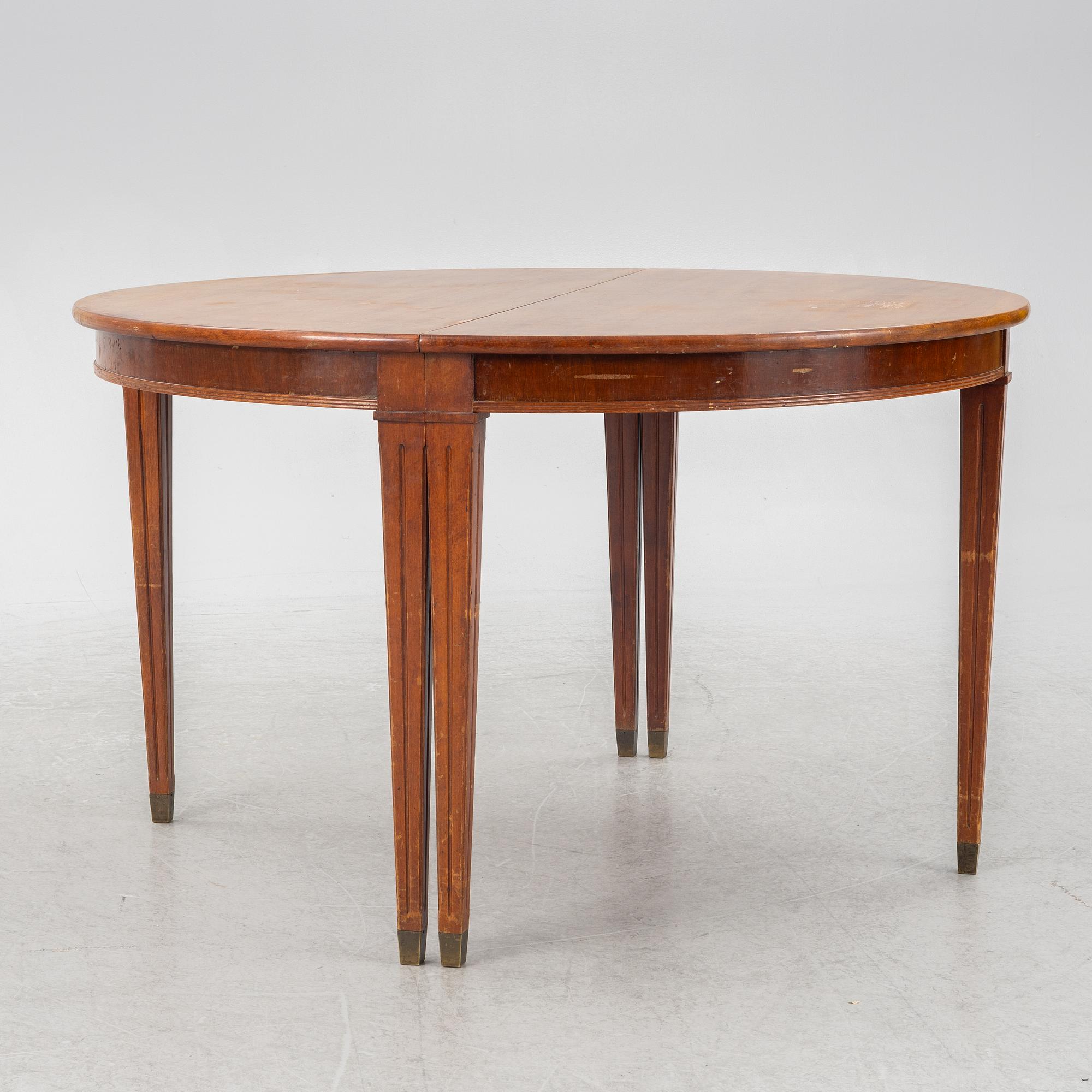 Dining table, Gustavian style, first half of the 20th century.