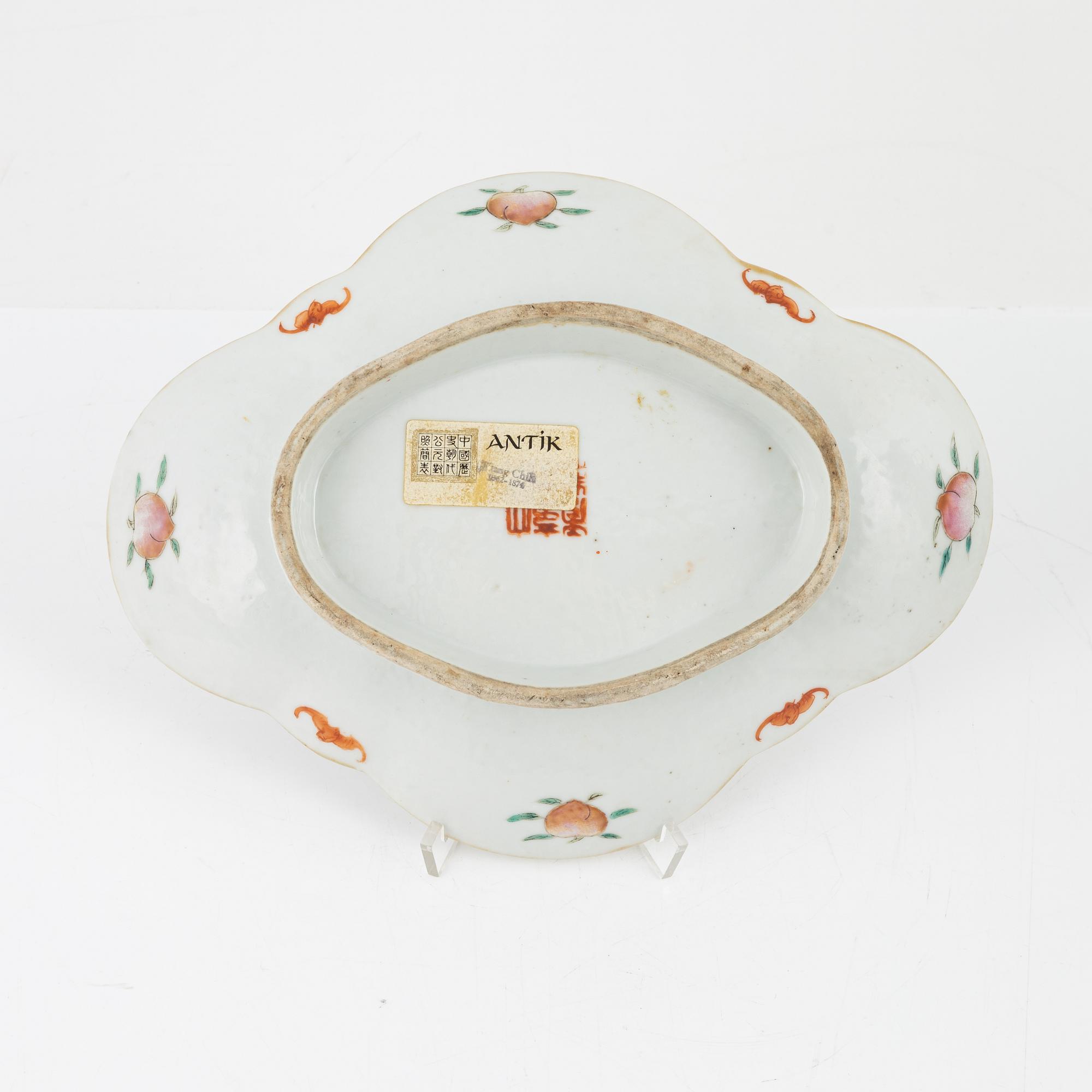Two porcelain vases and a dish, Qing dynasty, 19th Century.