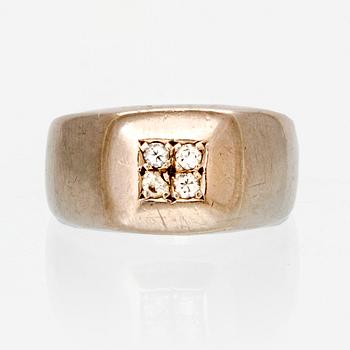 An 18K white gold ring with round brilliant cut diamonds.