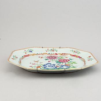 A famille rose serving dish, Qing dynasty, Qianlong (1736-95).