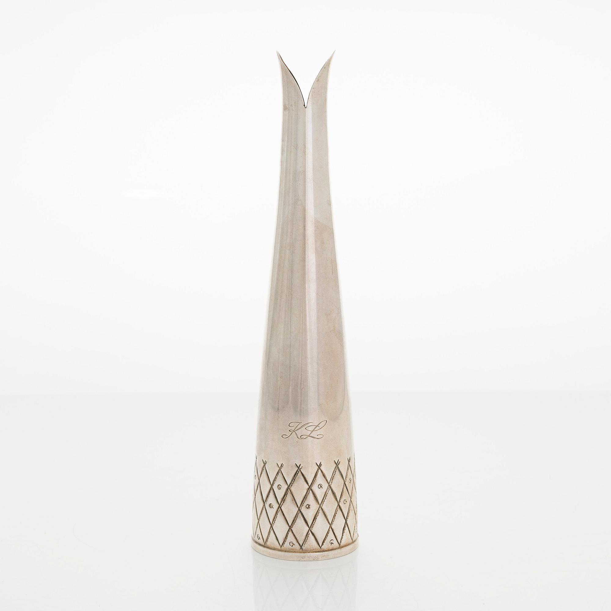 Anna-Greta Eker, maljakko, hopeaa, Auran Kultaseppä, Turku 1959.