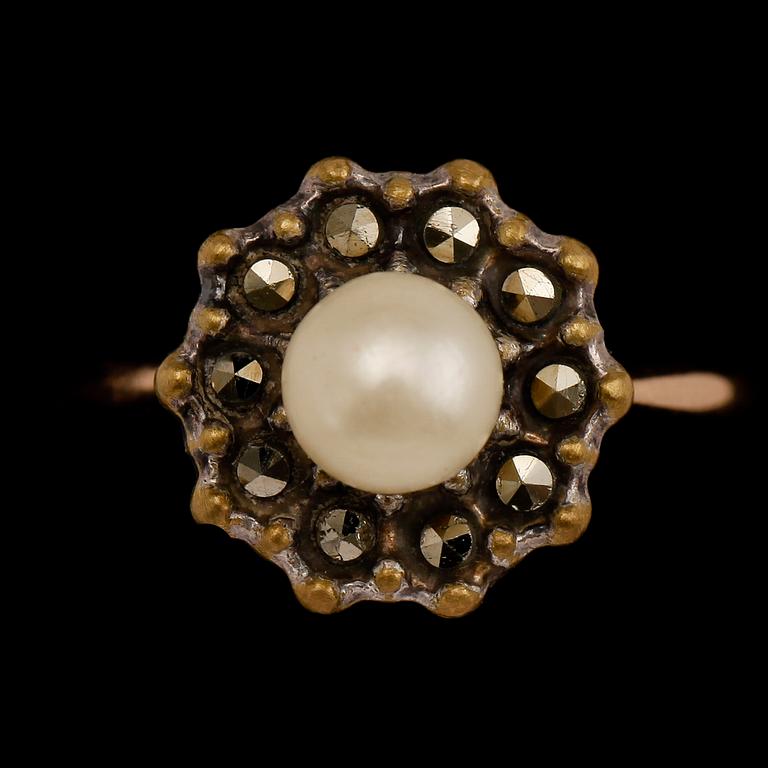 RING, 18 k guld, 1931, med markasiter och pärla. Total vikt ca 6 g.