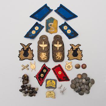 PARTI EPÅLETTER, TECKEN OCH KNAPPAR, cirka 65 st, Finland, 1900-talets första hälft/-mitt.