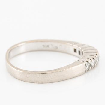 Ring 18K vitguld med runda briljantslipade diamanter.