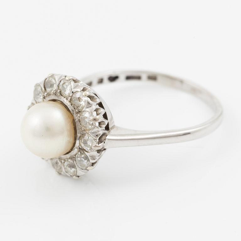 Ring in 18K white gold with a cultured pearl and old-cut diamonds.