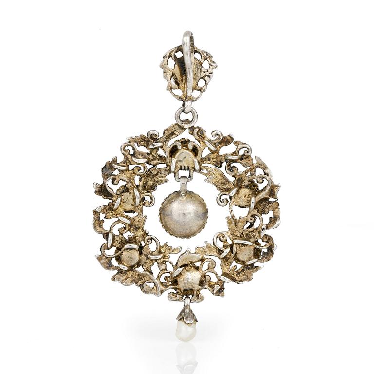 HÄNGE, besatt med sötvattenspärlor och gröna fasettslipade stenar, omkring sekelskiftet 1900.