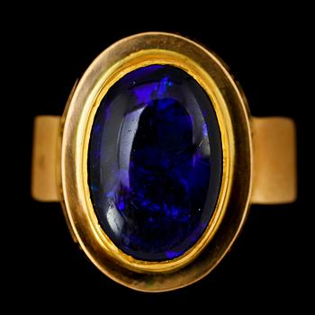 RING, 18K guld med cabochonslipad opal, A Högbergs eftr, Göteborg, 1991, tot 13 g.