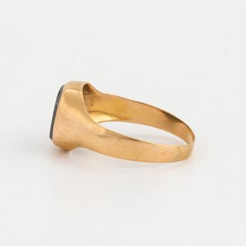 Sinettisormus hematiitilla.