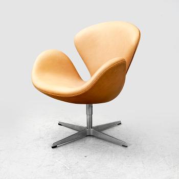 Arne Jacobsen a "Svanen" (Swan) leather swivel chair for Republic of Fritz Hansen, Denmark, dated 2006.