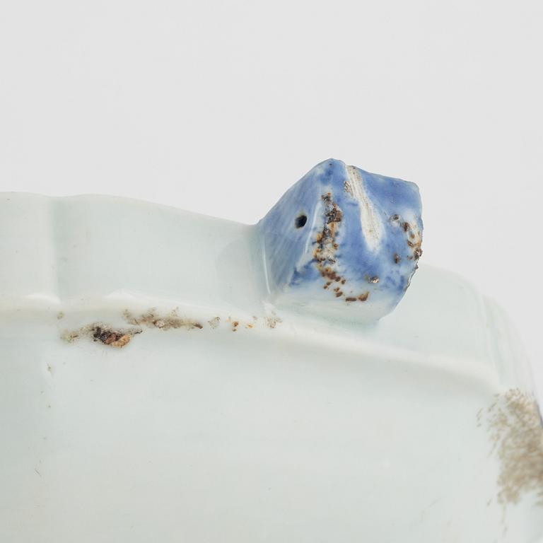 A blue and white hot water dish, Qing dynasty, Jiaqing (1796-1820).
