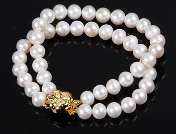 ARMBAND, odlade pärlor, silverlås.