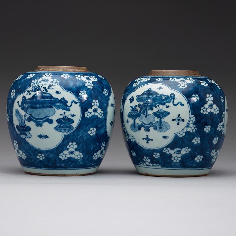 A pair of blue and white jar, Qing dynasty 18th century.