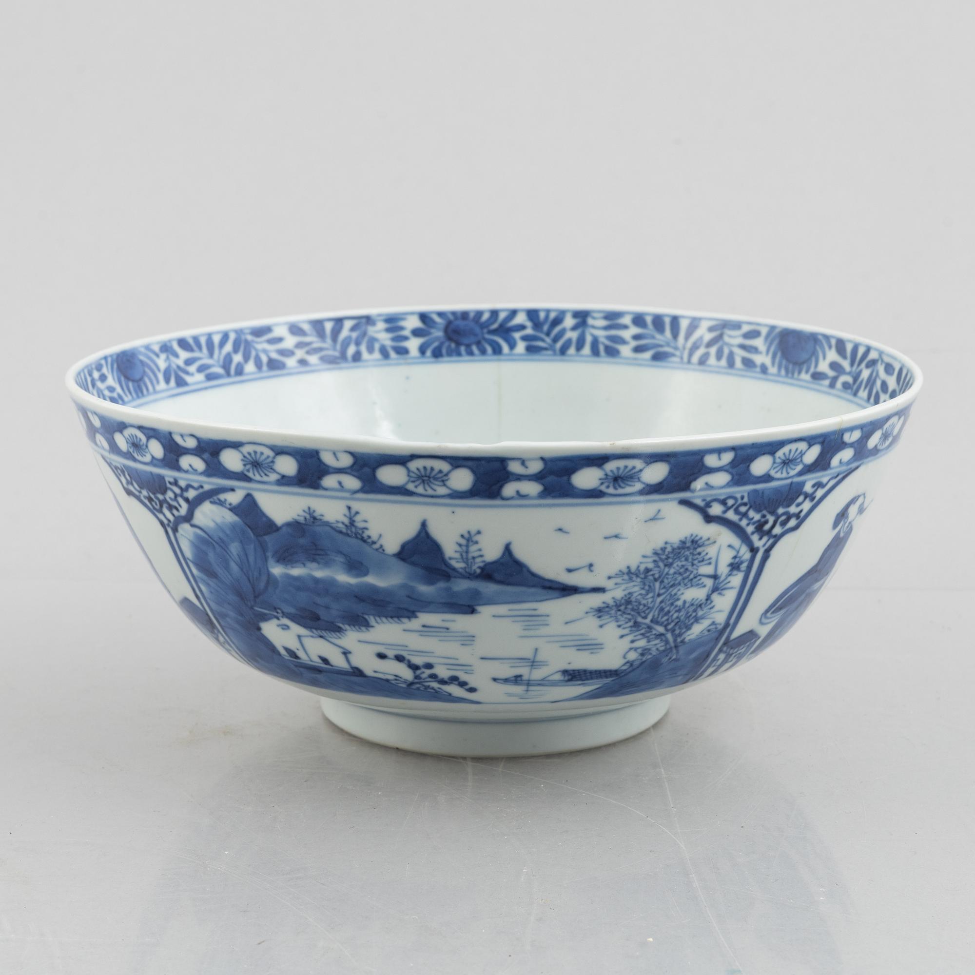 A blue and white bowl and bottle, China, Qing dynasty, 19th century.