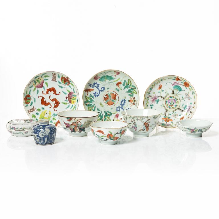 A set of nine Chinese porcelain pieces, 19th Century.