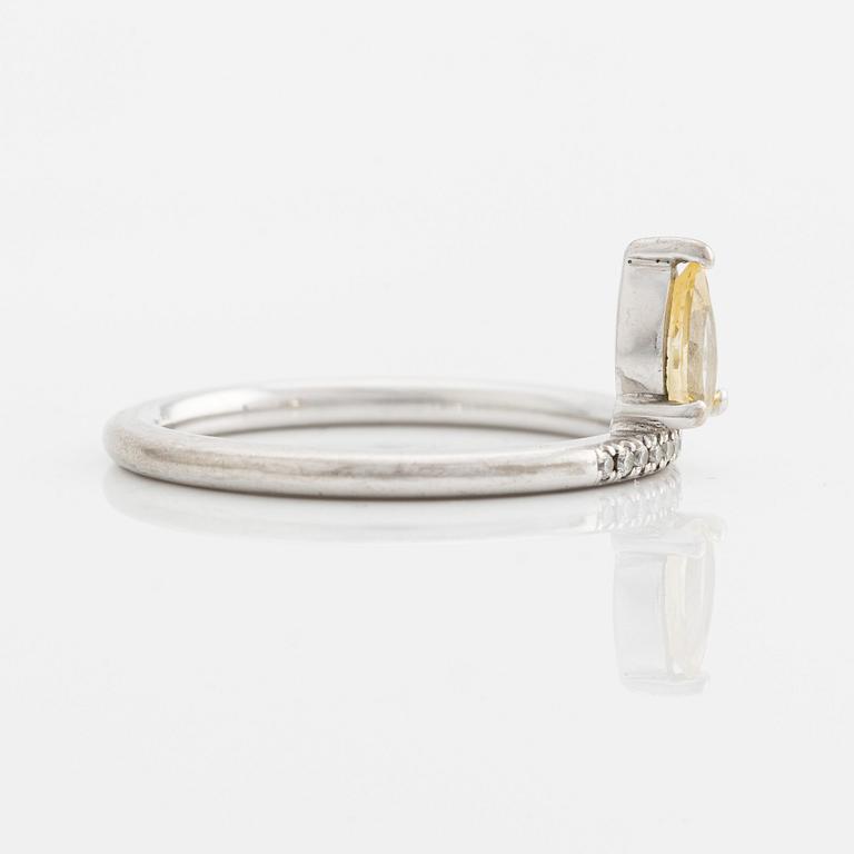 Ring, Cecilia Kores, Mumbai Stockholm, med droppformad gul safir och små briljantslipade diamanter,