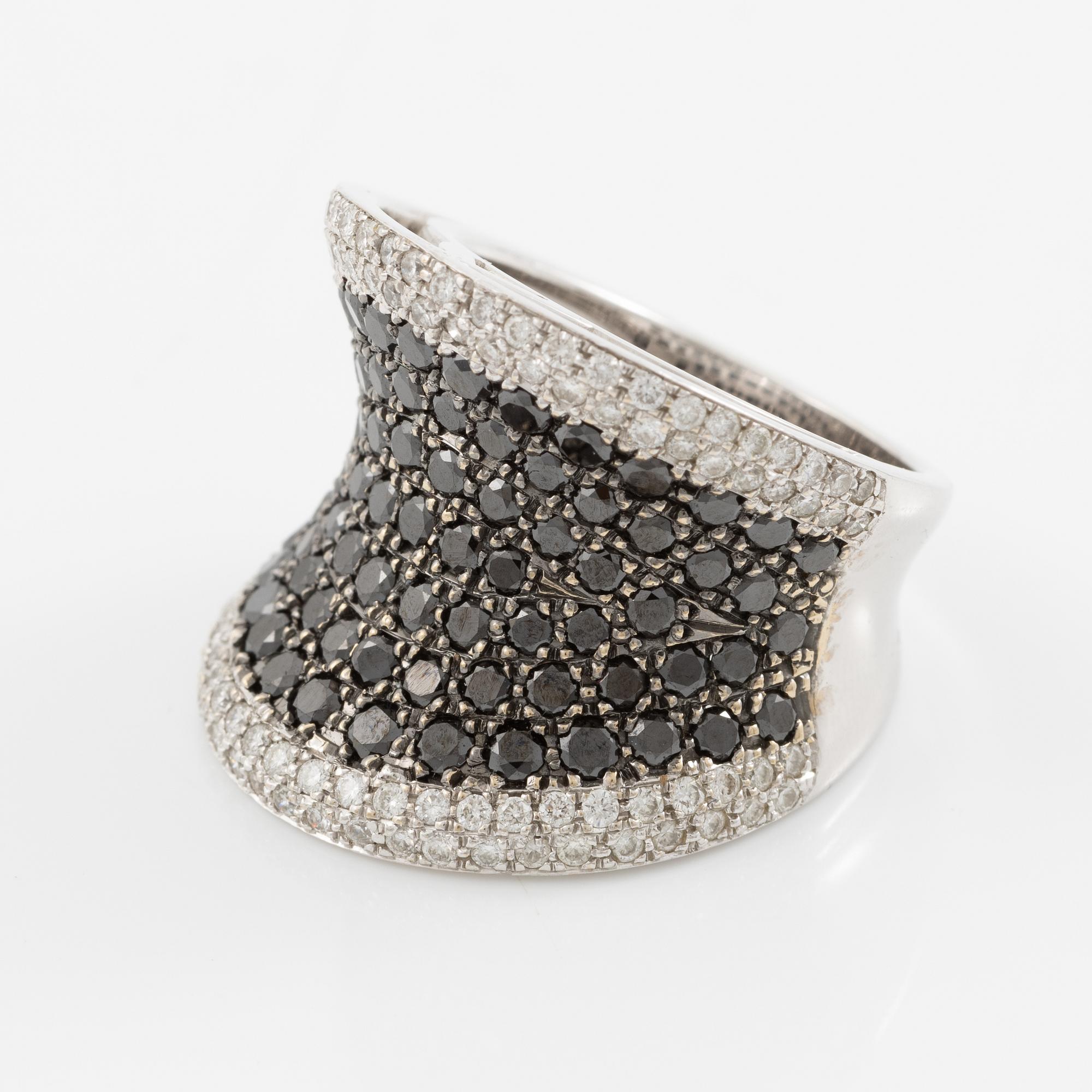 Ring in 18K gold set with round brilliant-cut black and colourless diamonds.