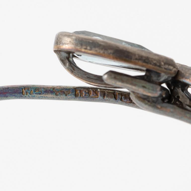 Armring, 18K gold with two drop-shaped aquamarines.