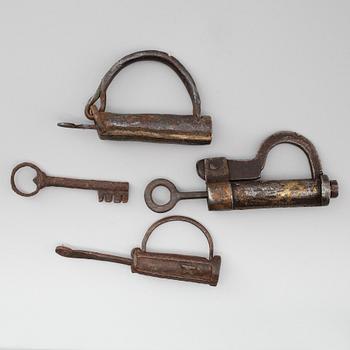 HÄNGLÅS, 3 st, allmoge, järn,  1700-/1800-tal.