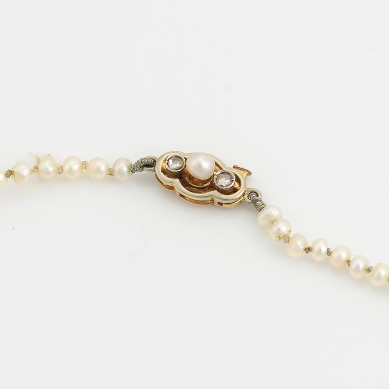 Calibrated pearl necklace, clasp 18K gold with pearl and rose cut diamonds.
