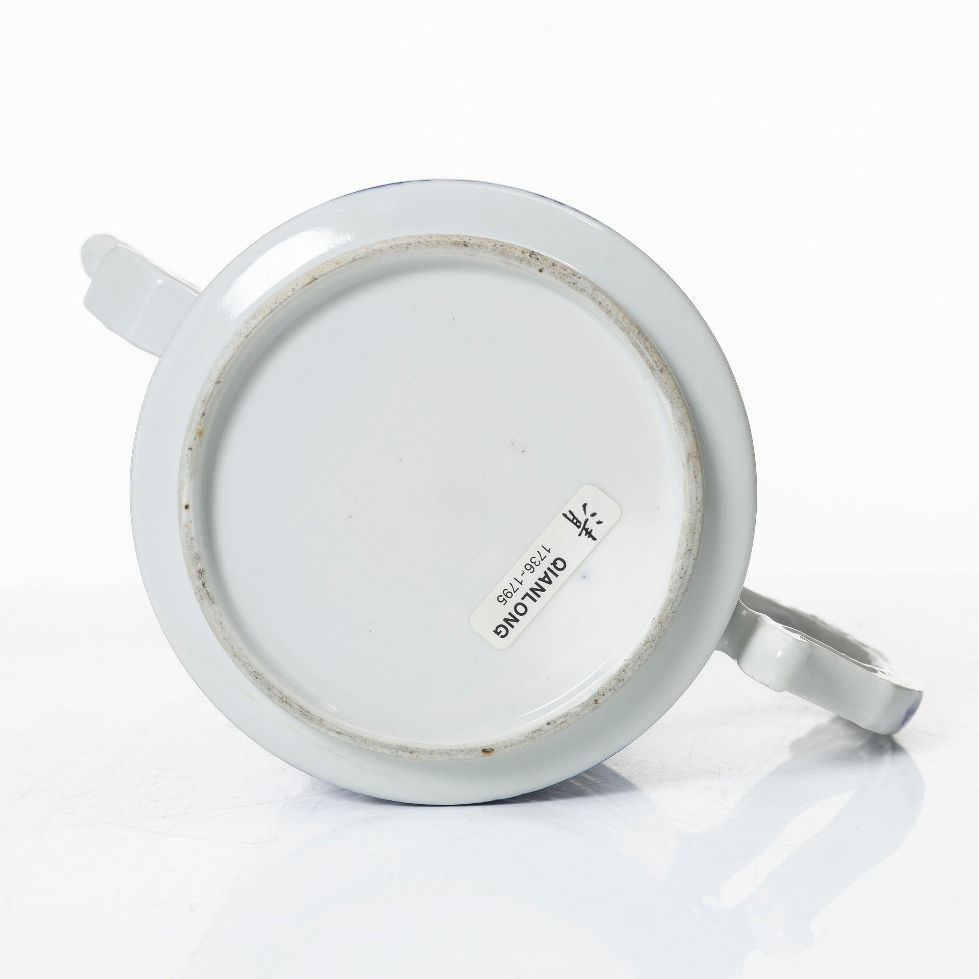 A blue and white tea pot with cover and serving dish, Qing dynasty, Qianlong (1736-95).